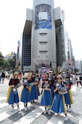 謝罪本を配布するGANG PARADE。