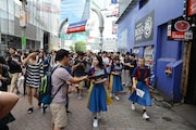 謝罪本を配布するGANG PARADE。