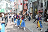 謝罪本を配布するGANG PARADE。