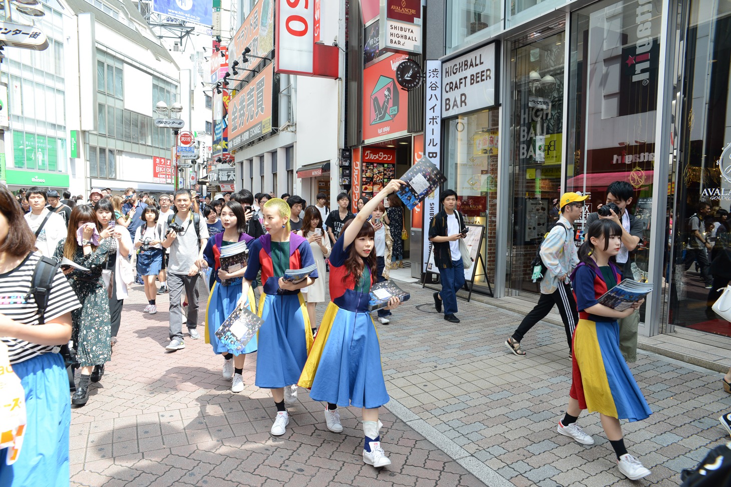 謝罪本を配布するGANG PARADE。