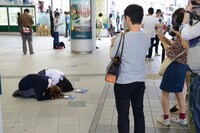 謝罪する女子高校生。