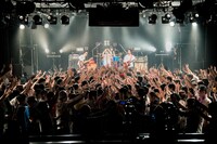 ウォールオブデスならぬ“ウォークオブハイタッチ”が発生したフロア。（撮影：高村勇一郎）