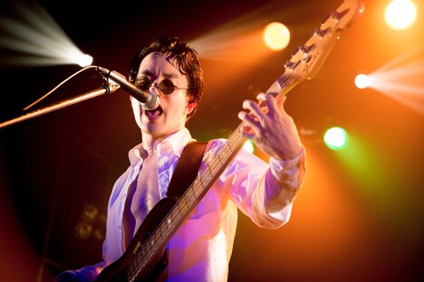 アベマコト(B, Cho)(撮影:高村勇一郎)