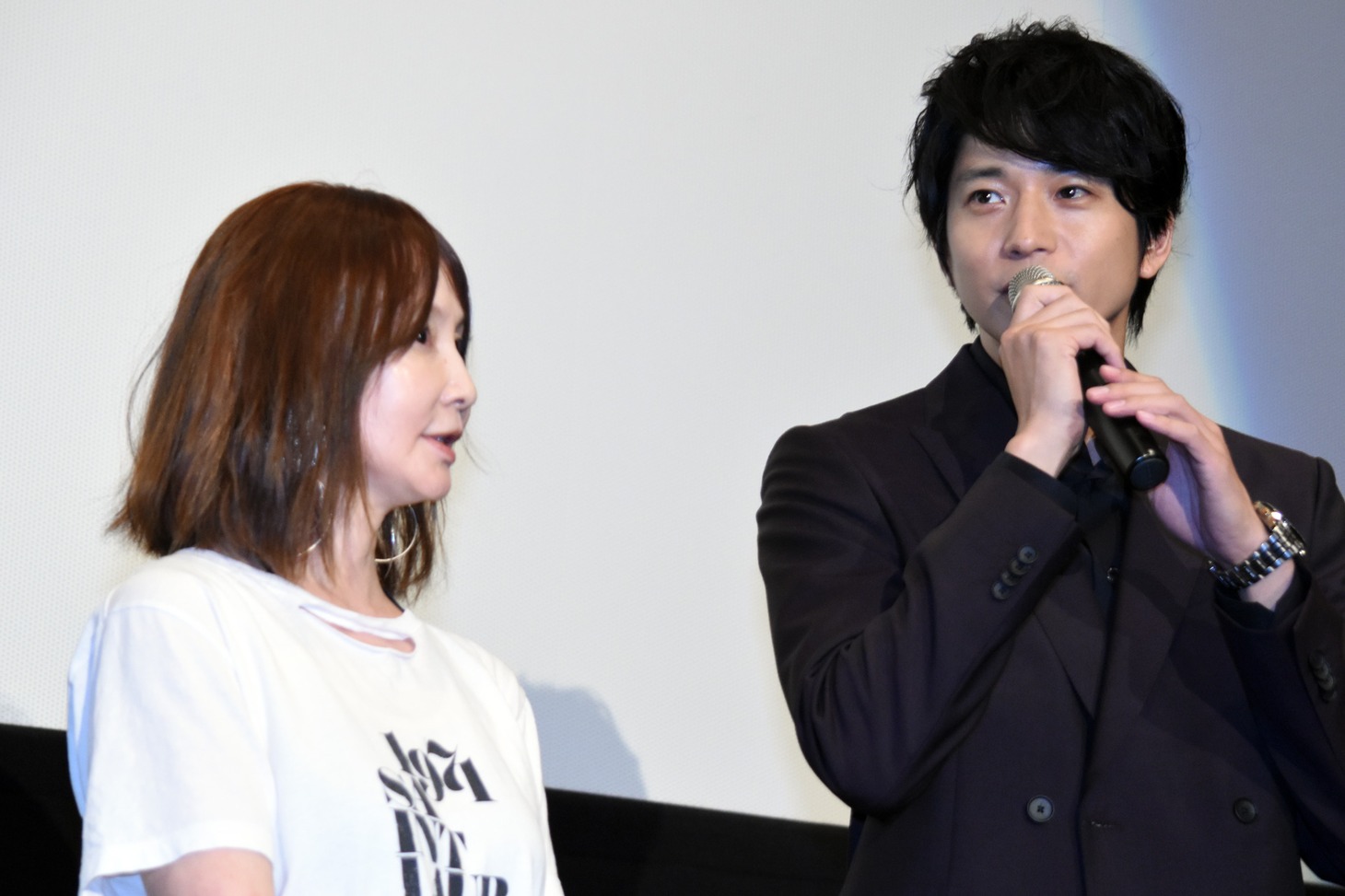 左からYOU、向井理。