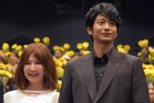 左からYOU、向井理。