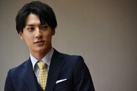 会談を前に緊張の面持ちのユースケ。