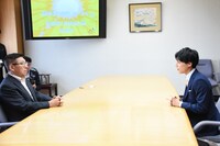 佐竹敬久秋田県知事（左）と会談するユースケ。