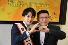ユースケ秋田一日観光大使と佐竹敬久秋田県知事。