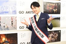 地元の報道陣の取材に応じたユースケ。