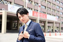 秋田県庁を訪れたユースケ。