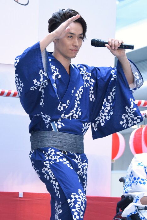 ポーズを決めるEXILE TETSUYA。