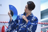 アルミ親骨扇子を“ネオ扇子”と評するEXILE TETSUYA。