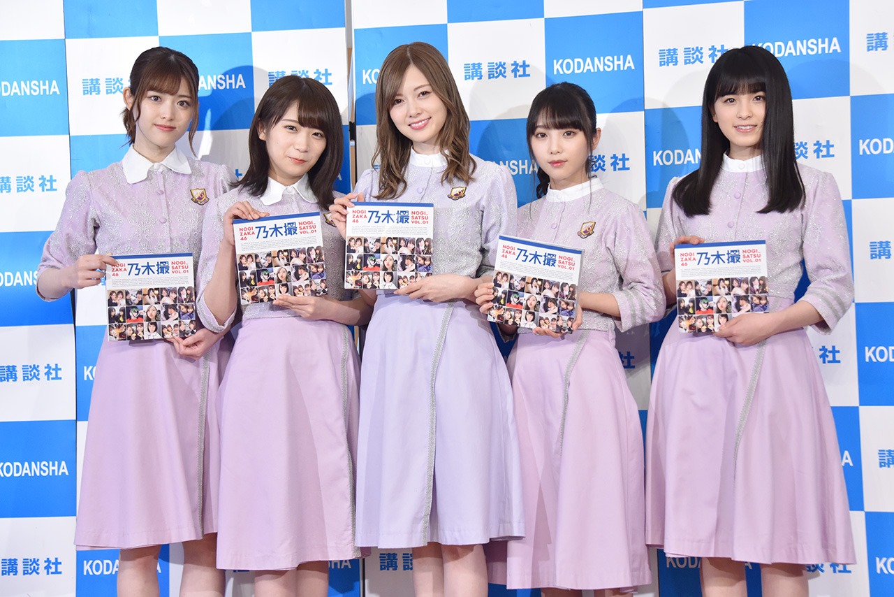 左から松村沙友理、秋元真夏、白石麻衣、与田祐希、大園桃子。