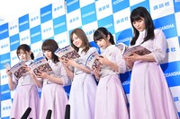 「乃木撮 VOL.01」のページをめくる乃木坂46メンバー。
