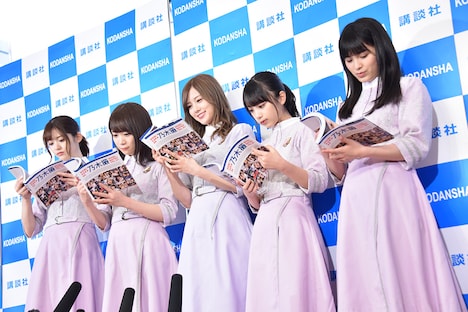 「乃木撮 VOL.01」のページをめくる乃木坂46メンバー。