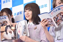 「乃木撮 VOL.01」のお気に入りのカットを挙げる秋元真夏。