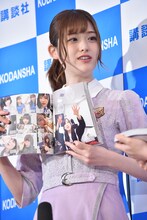 「乃木撮 VOL.01」のお気に入りのカットを挙げる松村沙友理。