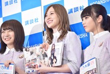 「乃木撮 VOL.01」のお気に入りのカットを挙げる白石麻衣。