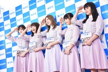 サッカー日本代表の本田圭佑選手のポーズをまねする乃木坂46メンバー。
