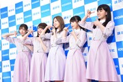 「乃木撮」のポーズを決める乃木坂46メンバー。