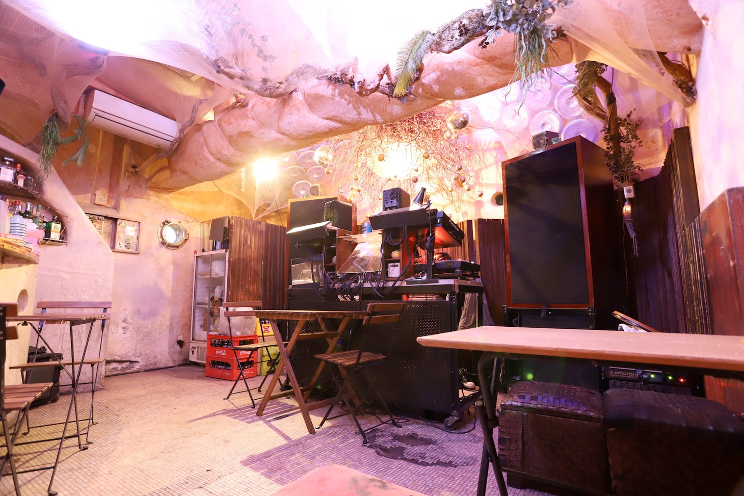 bar bonoboのメインフロア。昼はテーブルを並べてうどん屋として営業している。