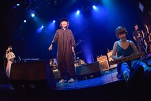 チャットモンチーとDJみそしるとMCごはん。（撮影：古溪一道）