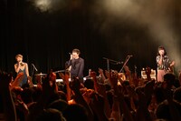 チャットモンチーと小出祐介（Base Ball Bear）。（撮影：古溪一道）