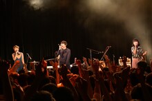 チャットモンチーと小出祐介（Base Ball Bear）。（撮影：古溪一道）