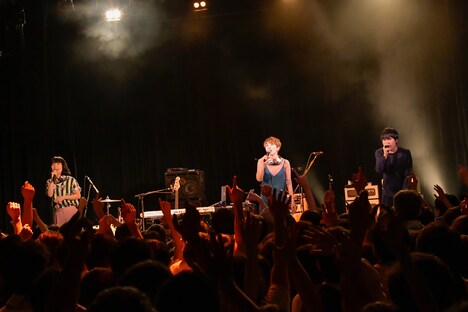 チャットモンチーと小出祐介（Base Ball Bear）。（撮影：古溪一道）