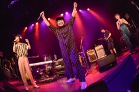 チャットモンチーとDJみそしるとMCごはん。（撮影：古溪一道）