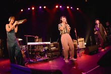 チャットモンチーとDJみそしるとMCごはん。（撮影：古溪一道）