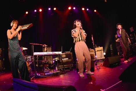 チャットモンチーとDJみそしるとMCごはん。（撮影：古溪一道）