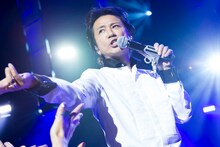 藤井フミヤ「FUMIYA FUJII CONCERT TOUR 2016 大人ロック」千葉・市川市文化会館公演の様子。(c)2017 FFM