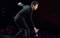 藤井フミヤ「FUMIYA FUJII 30th BEST SPECIAL COUNTDOWN」東京・日本武道館公演の様子。(c)2015 FFM