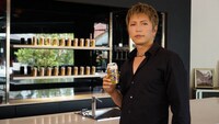 「新！のどごし＜生＞」を手に持つGACKT。