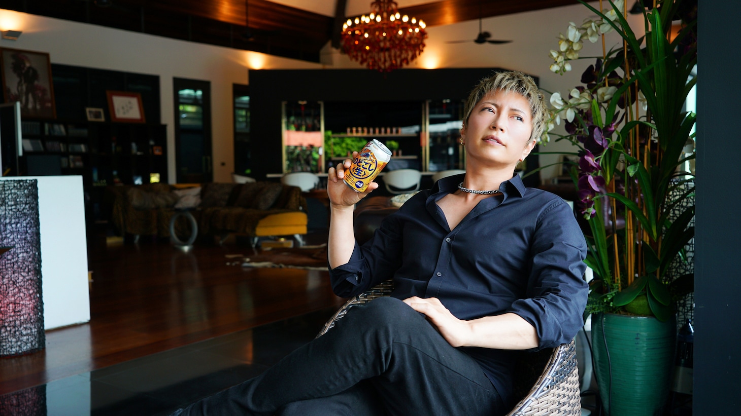 「新！のどごし＜生＞」を手に持つGACKT。