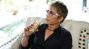 「新！のどごし＜生＞」を試飲するGACKT。