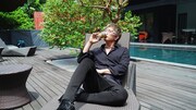 「新！のどごし＜生＞」を試飲するGACKT。