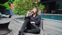 「新！のどごし＜生＞」を試飲するGACKT。