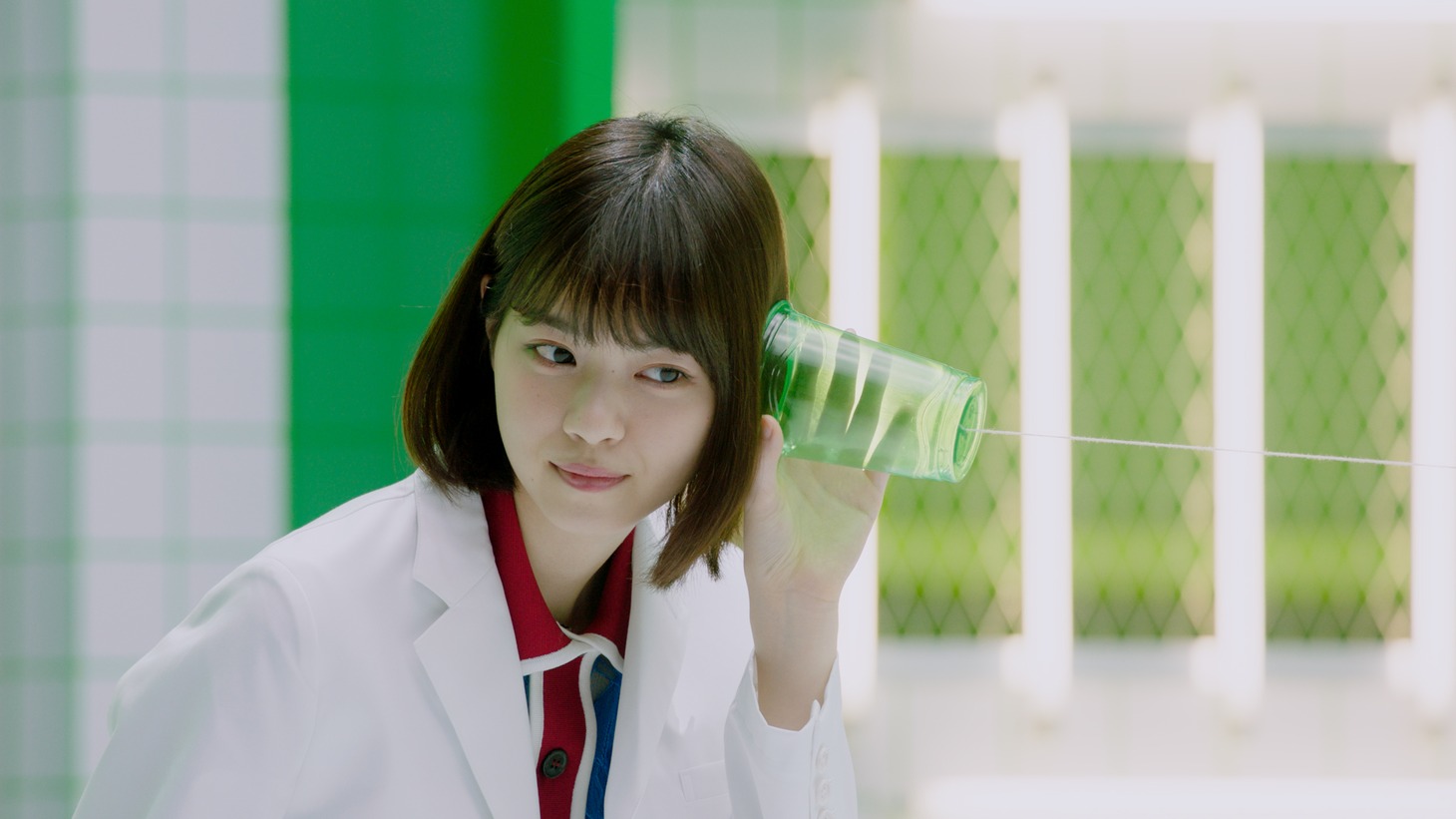 糸電話に耳をそばだてる白衣姿の西野七瀬。