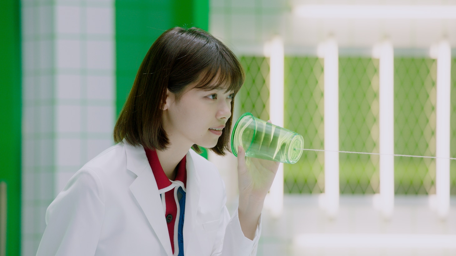 Web限定動画「LINE Clova 実験室 糸電話篇」のワンシーン。