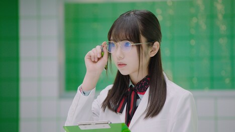 白衣＆メガネ姿の与田祐希。