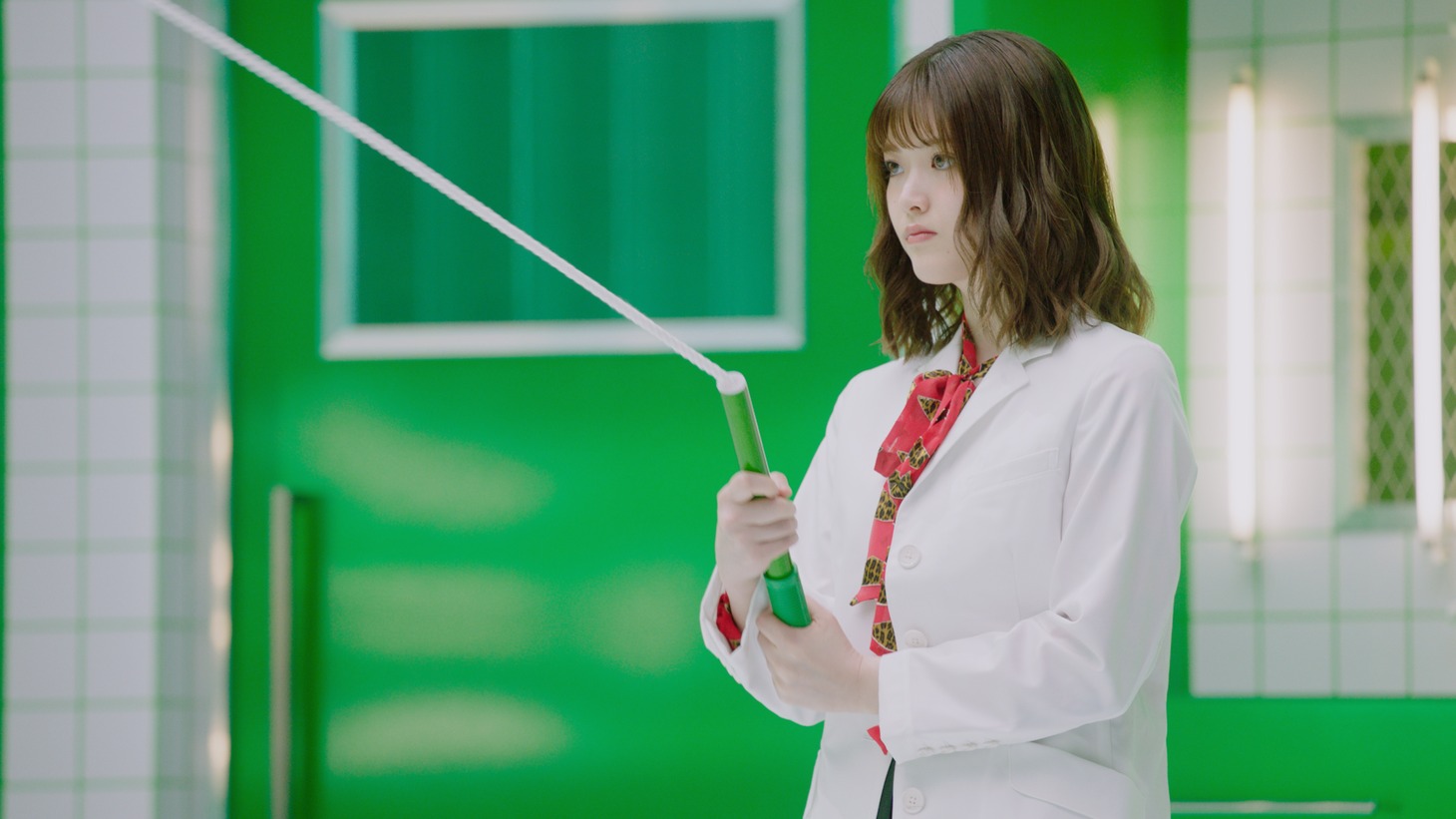 テレビCM「LINE Clova 実験室 大なわとび篇」のワンシーン。