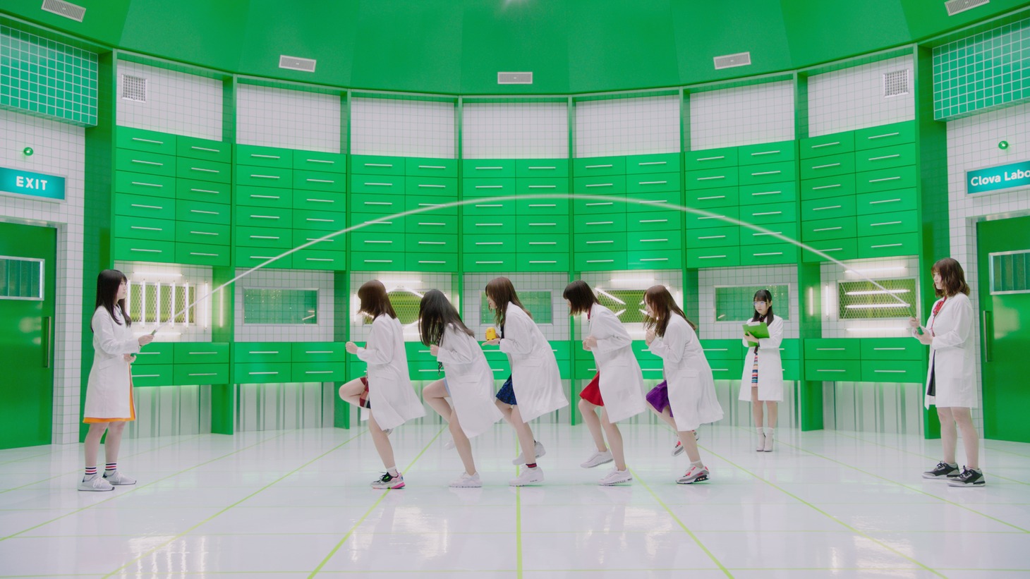 テレビCM「LINE Clova 実験室 大なわとび篇」のワンシーン。
