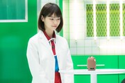 LINE Clovaを見つめる西野七瀬。
