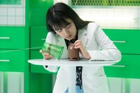 LINE Clovaに糸電話を近付ける大園桃子。