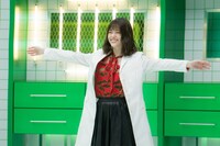 両手を広げる松村沙友理。