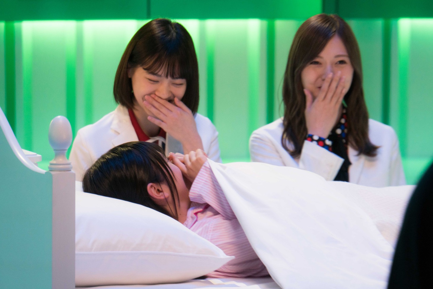 笑いが止まらない西野七瀬（左）と白石麻衣（右）。