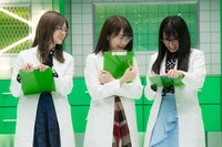 検証結果をメモする大園桃子（右）。