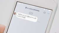 テレビCM「LINE Clova 実験室 大阪弁篇」のワンシーン。